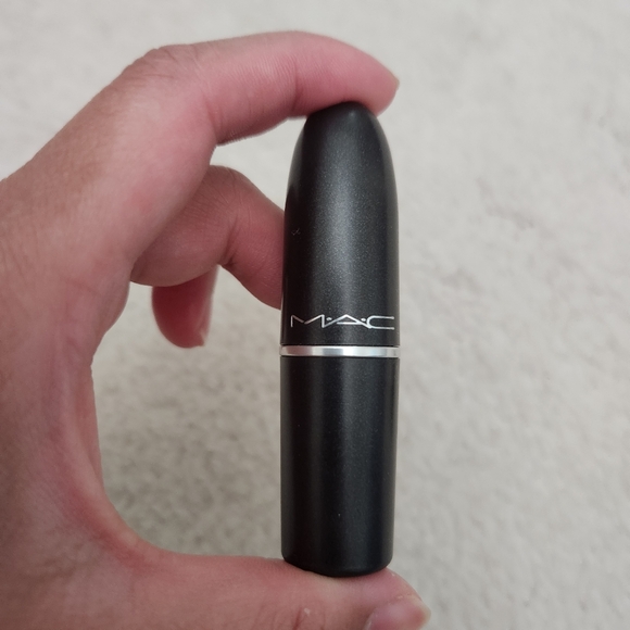 NWT MAC Cosmetics Chilli lipstick - Picture 1 of 4